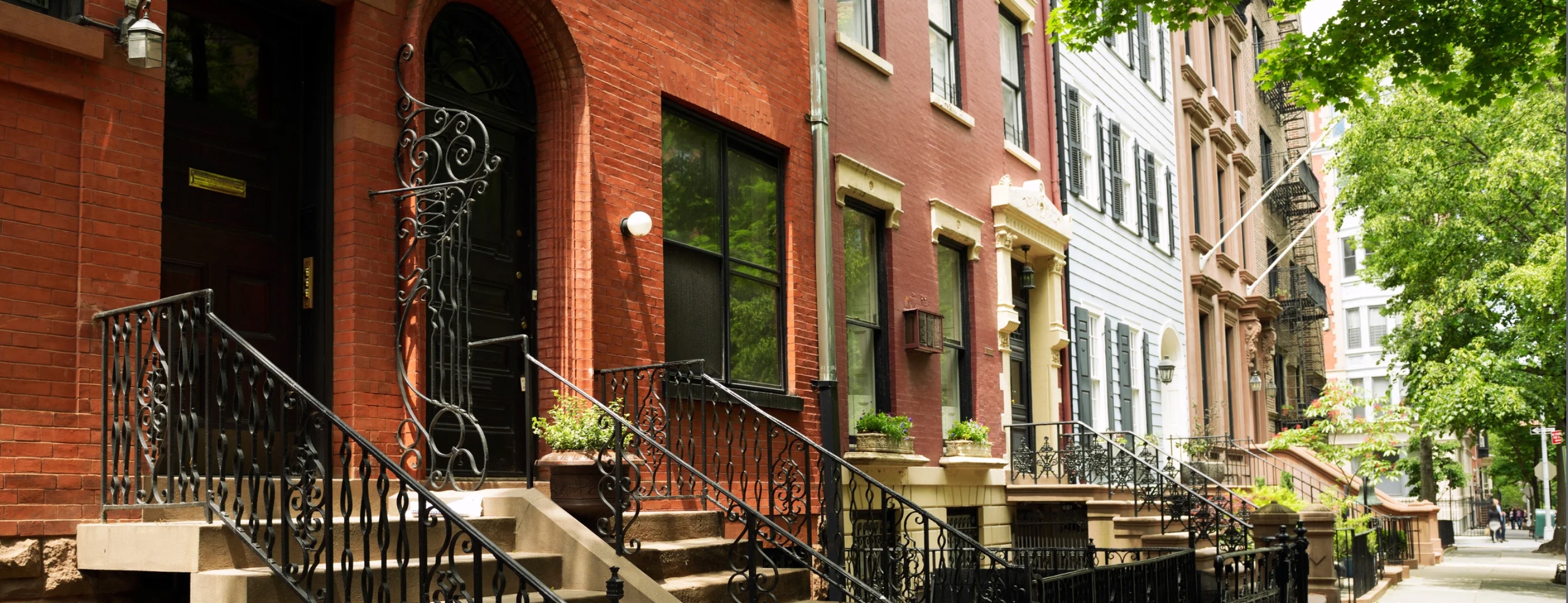 photo of brownstone building on nyc street