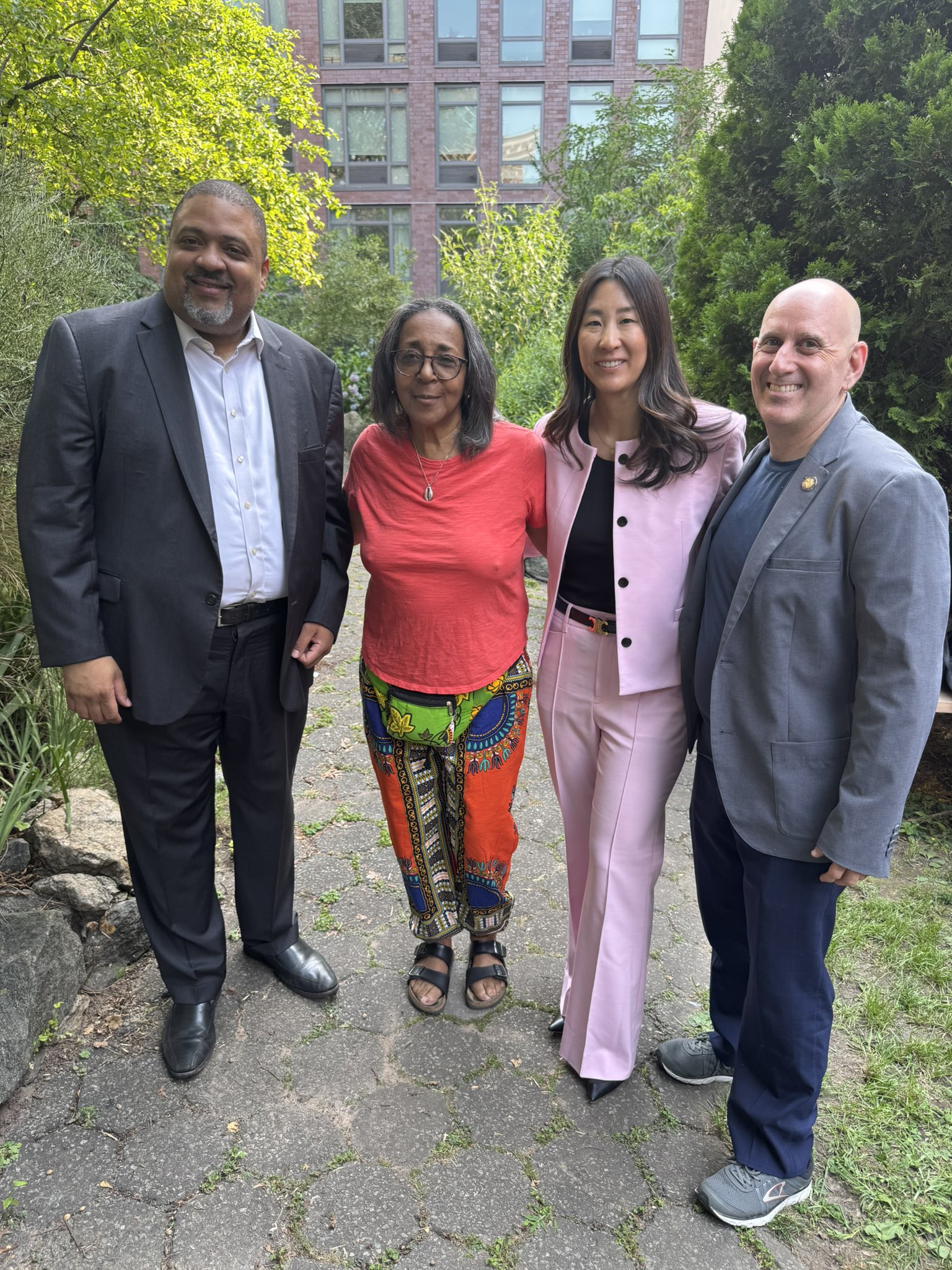 He also attended Assemblymember Harvey Epstein’s Juneteenth Jubilee Celebration and spoke about the significance of Juneteenth and uplifting people who serve their communities every day! 