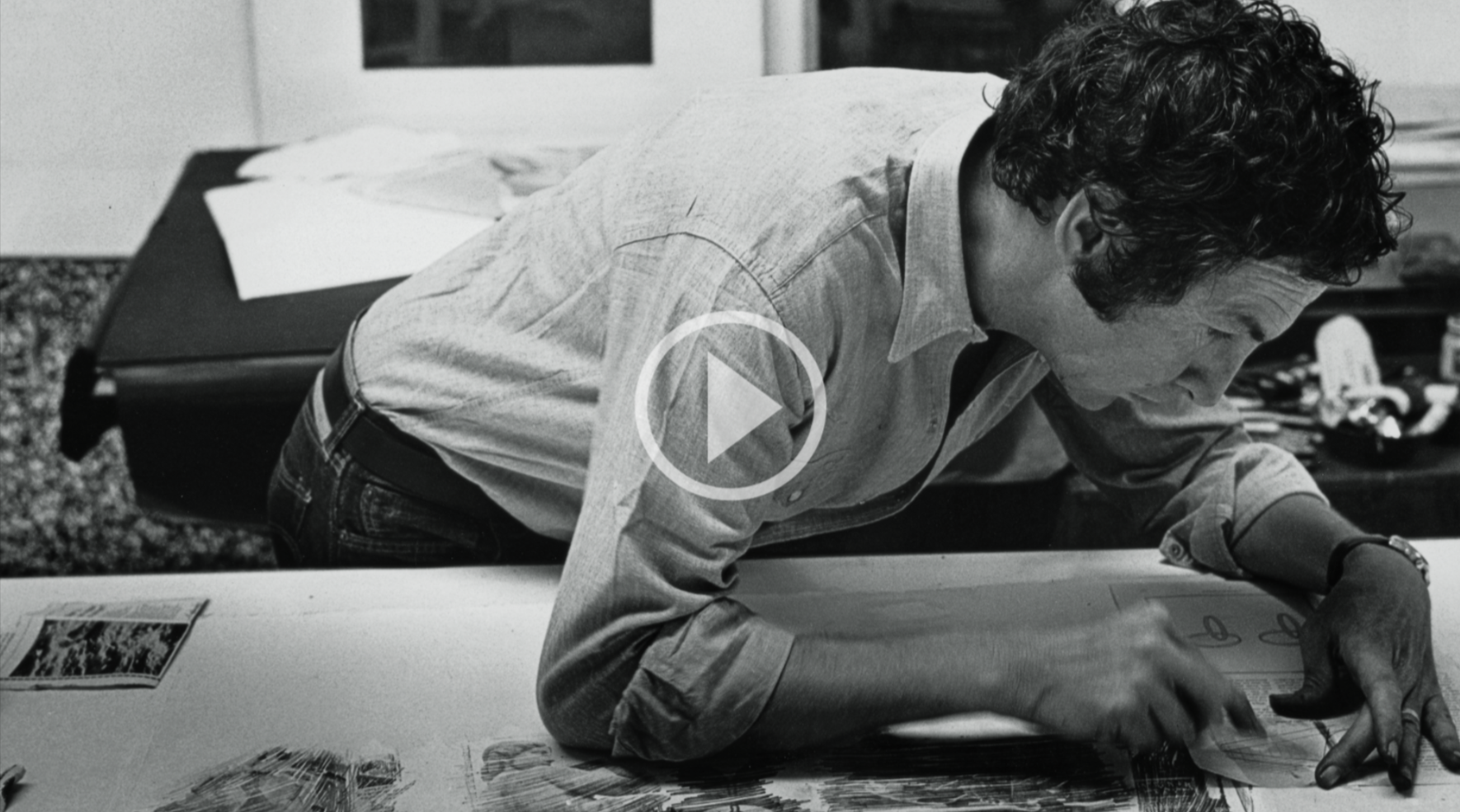 Robert Rauschenberg sobre su mesa de trabajo