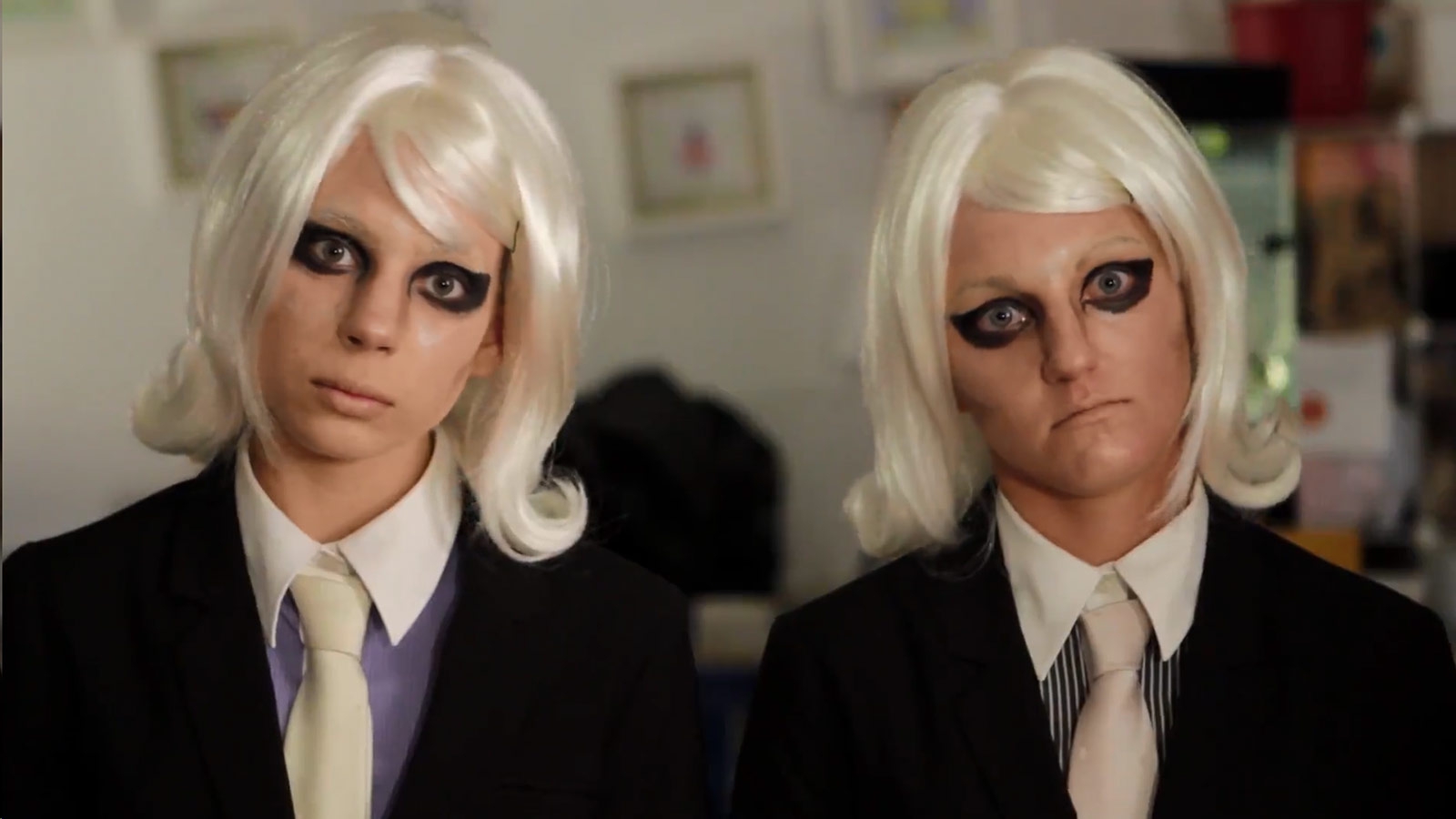 The Ganga Girls in the original Se&ntilde;or Wooly music video Es una ganga